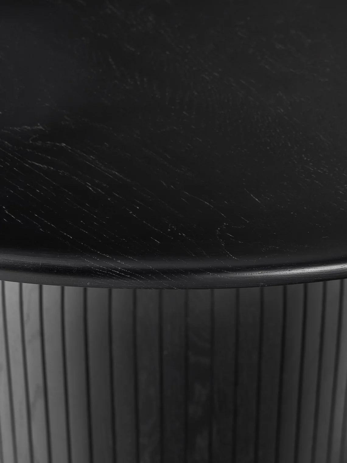 Table ronde avec pied strié Nelly, tailles variées