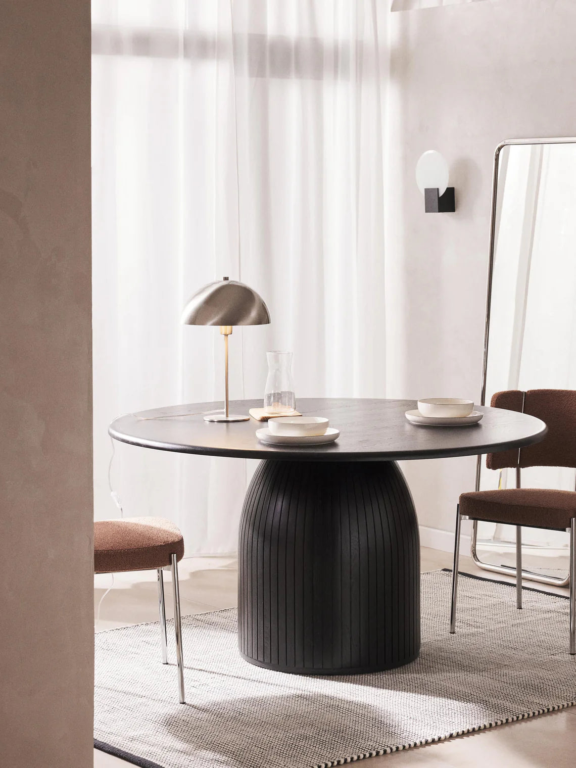 Table ronde avec pied strié Nelly, tailles variées