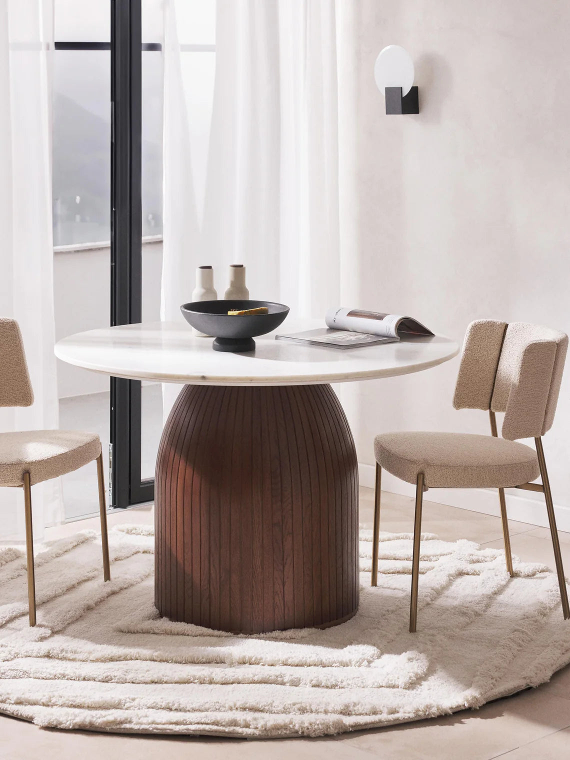 Table ronde avec pied strié Nelly, tailles variées