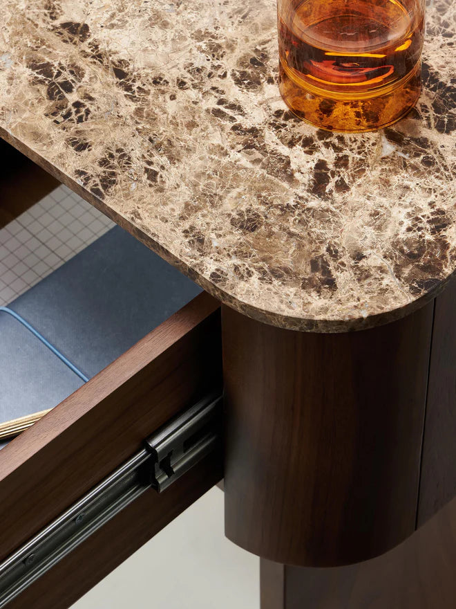 Table de nuit en noyer avec plateau en marbre Zumi