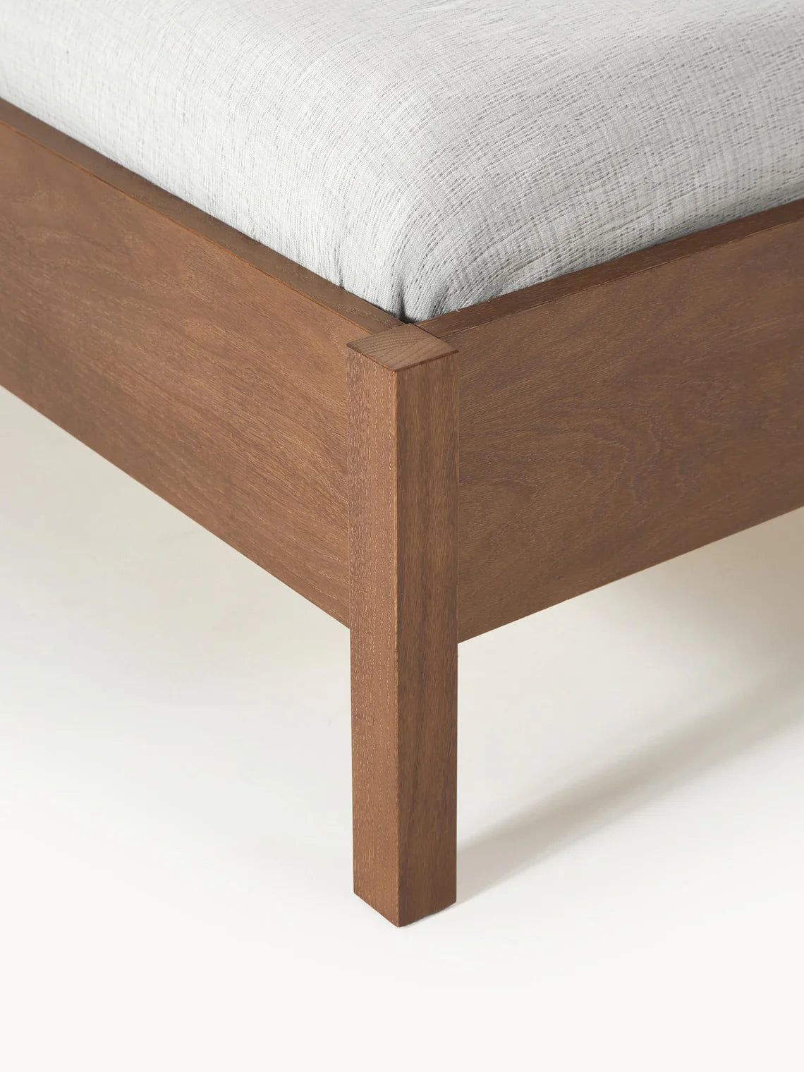 Lit en bois avec tête de lit en bouclette Jones