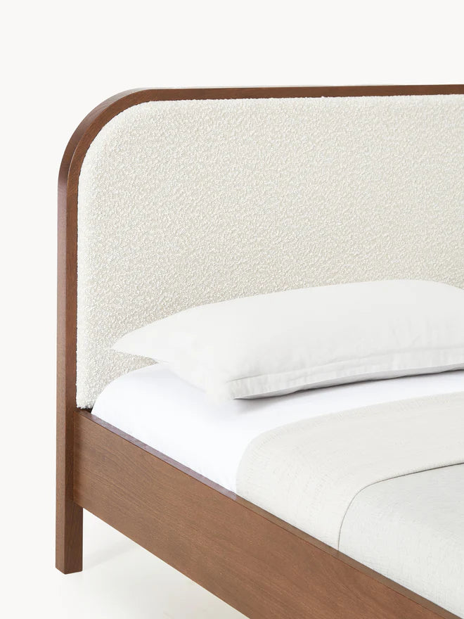 Lit en bois avec tête de lit en bouclette Jones