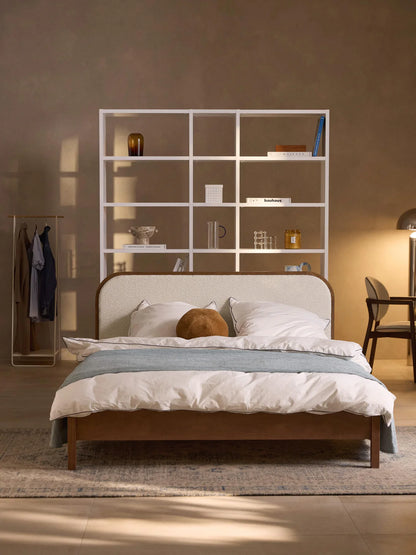 Lit en bois avec tête de lit en bouclette Jones