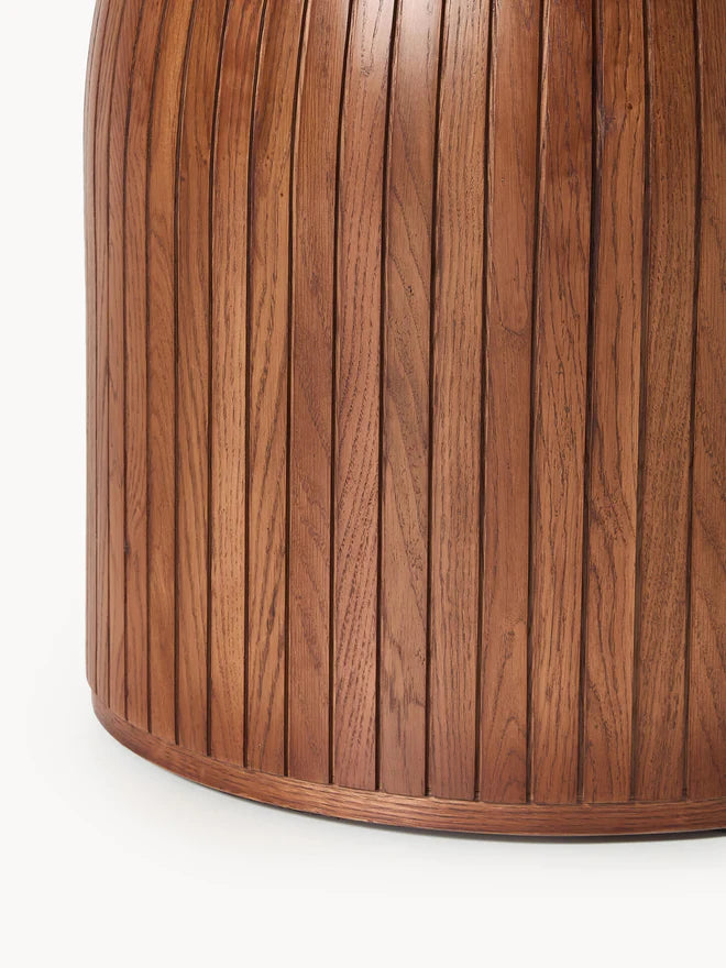 Table ronde avec pied strié Nelly, tailles variées